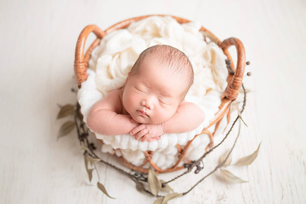 かごに入った子ども